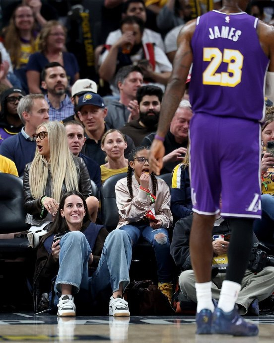 凯特琳·克拉克湖人对阵步行者赛中与詹姆斯眼神