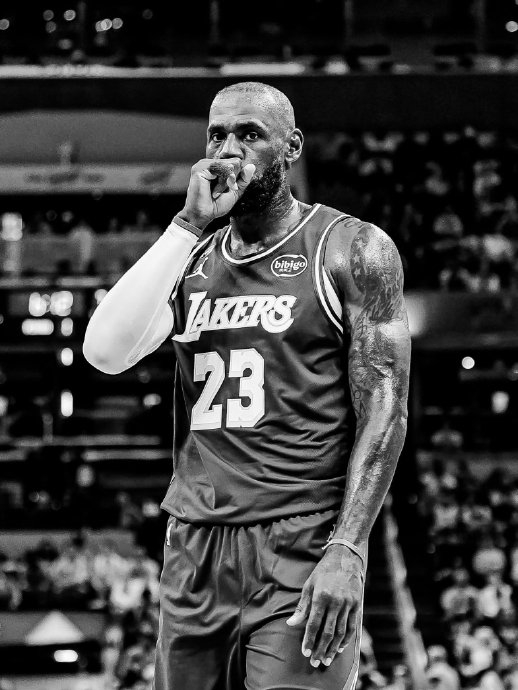 凯特琳·克拉克湖人对阵步行者赛中与詹姆斯眼神