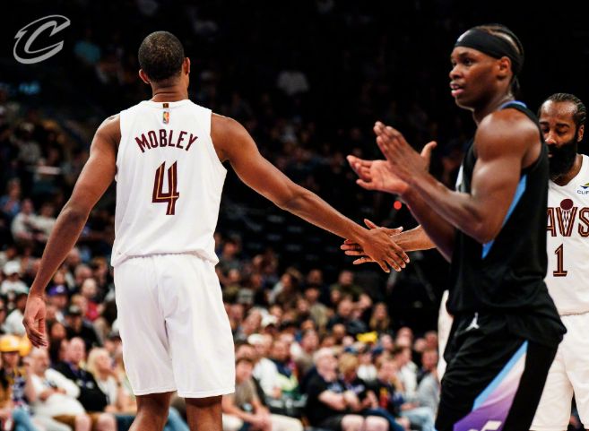 詹姆斯里程碑对决骑士 东契奇回归湖人迎关键战