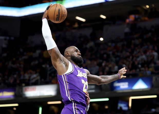 詹姆斯里程碑对决骑士 东契奇回归湖人迎关键战