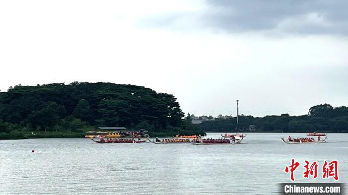 逾750名海内外龙舟运动员齐聚广州白云湖上演速