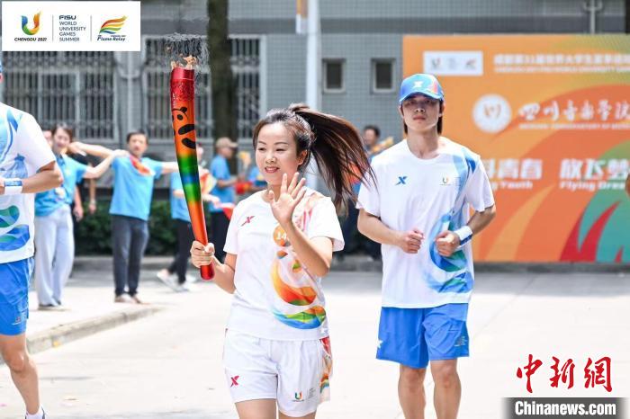 雨衣妹妹刘仙亮相成都大运会火炬传递展现城市